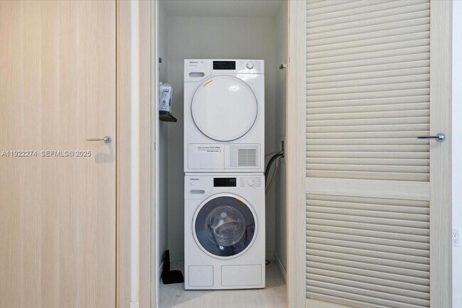 Building Photo - 1000 Brickell Plaza