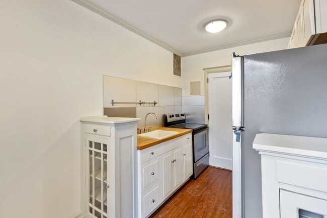 Building Photo - Charming Trolley Square Unit- Showing Frid...