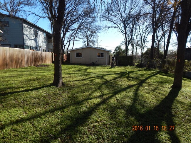 Building Photo - 2604 Rogers Ave