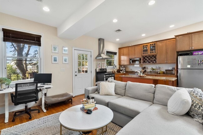 Building Photo - 67 Gates St