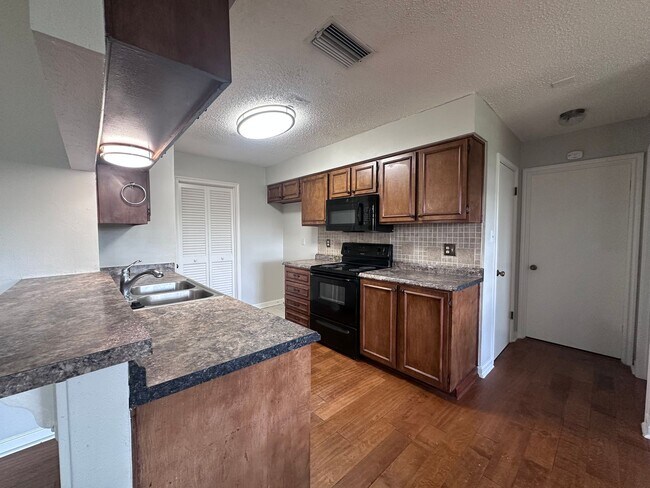 Building Photo - BEAUTIFUL WOOD FLOORING IN THIS 3 BR IN FO...