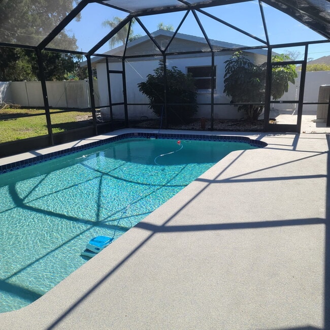 Building Photo - 5-Bedroom Pool Home with 2 Full Baths - Spacious 2373 Sq Ft Home in Englewood's Prime Location!"