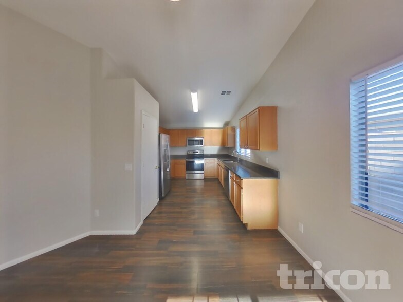 Building Photo - 818 E Tucci St