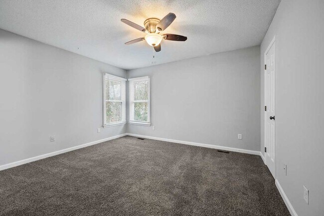 Building Photo - Convenient location