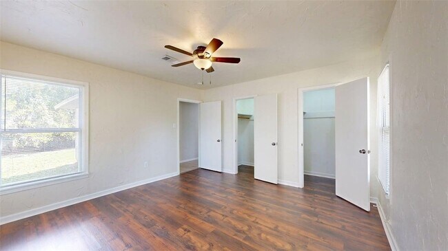 Building Photo - 911 E North Ave