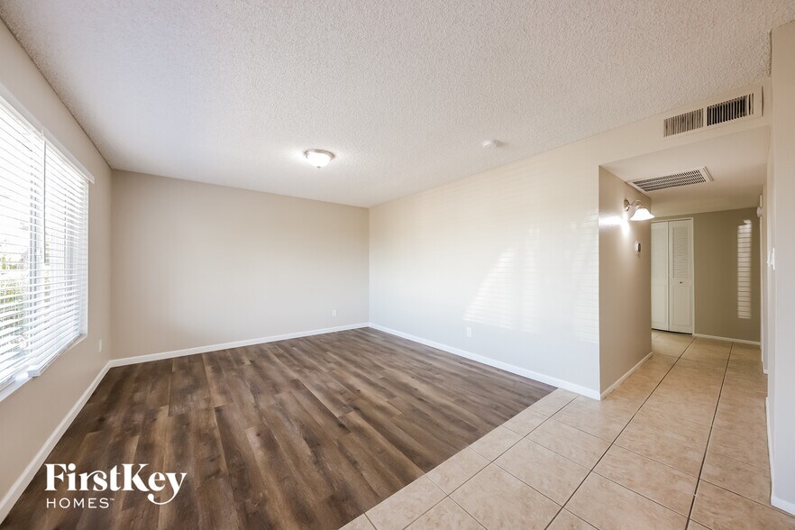 Building Photo - 9914 N 73rd Ave