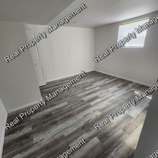 Building Photo - Four Bedroom Bi-Level