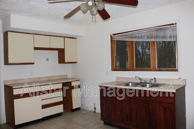 Building Photo - 740 E 254th St