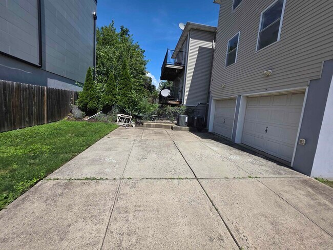 Building Photo - 203 Halladay St