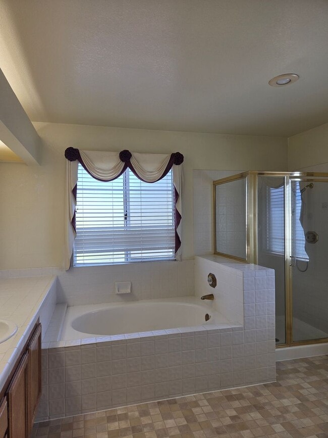 Building Photo - Spacious Laurel Creek Home