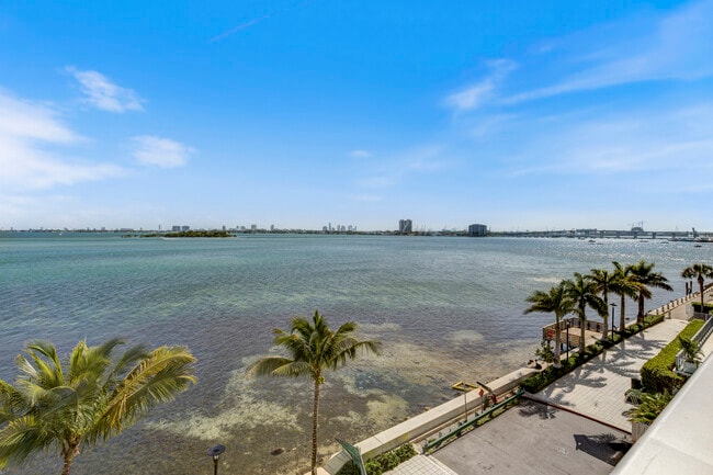 Building Photo - 700 NE 24th St