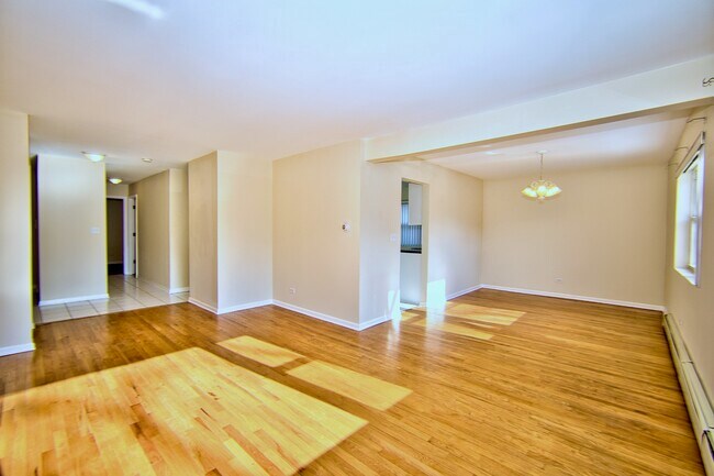 Building Photo - 1930 W Estes Ave