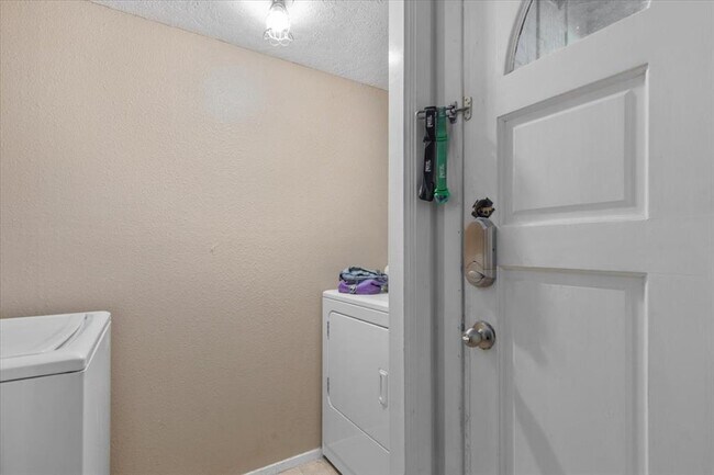 Building Photo - 6307B Shadow Valley Dr