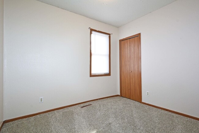 Building Photo - Spacious 3-Bed 1-Bath Unit in Hastings - Available Now!
