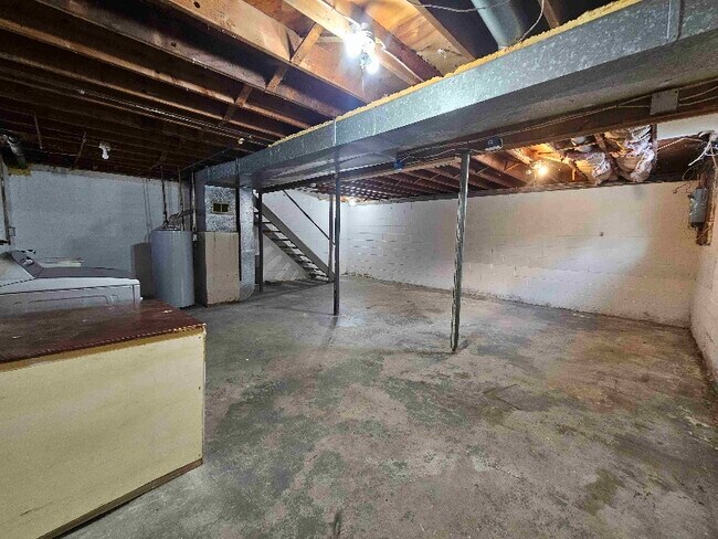 Building Photo - 610 1/2 Sunflower Dr