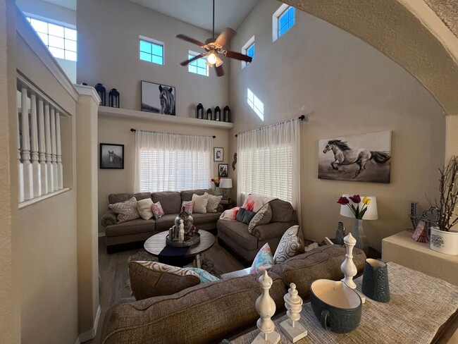 Building Photo - Charming 3-Bed, 2.5-Bath Home with Cozy Fi...