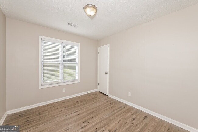 Building Photo - 353 Knollwood Ln