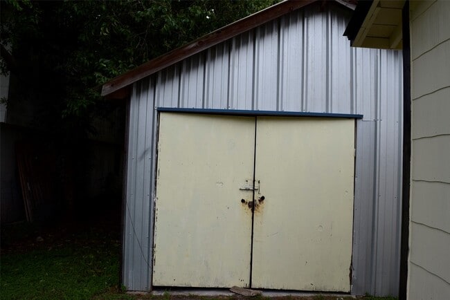 Building Photo - 2021 Ducros St