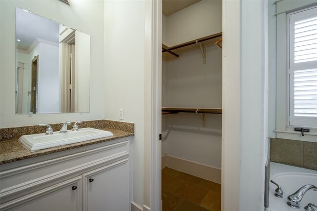 Building Photo - 842 W 22nd St