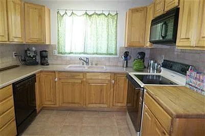 Building Photo - "Welcome Home: Spacious 3-Bedroom Oasis with 2 Full Baths on Dakota St NE!"