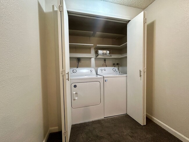 Building Photo - Fantastic 2 bed 1.5 bath townhome in Lynnw...