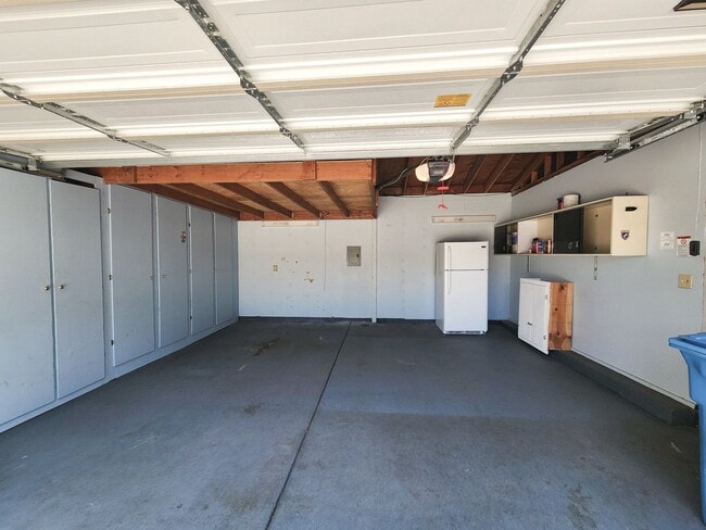 Building Photo - Spacious & bright 3 bedroom 2 bath home in...