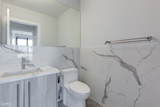 Building Photo - 2942 W North Ave