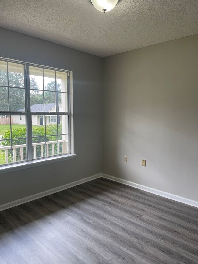 Building Photo - Beautiful 3 Bedroom 2 Bath Home