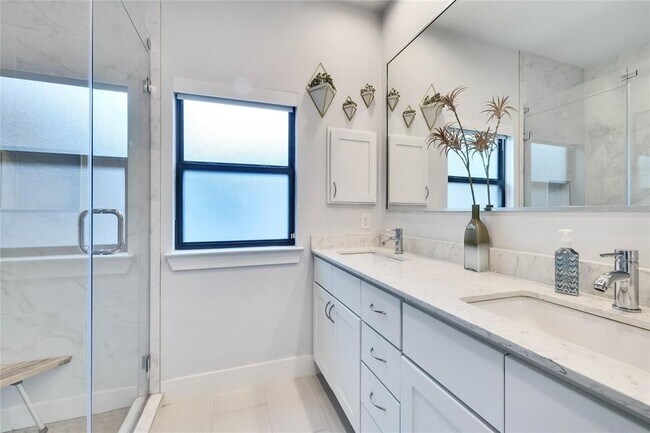 Building Photo - 1311 Justin Ln