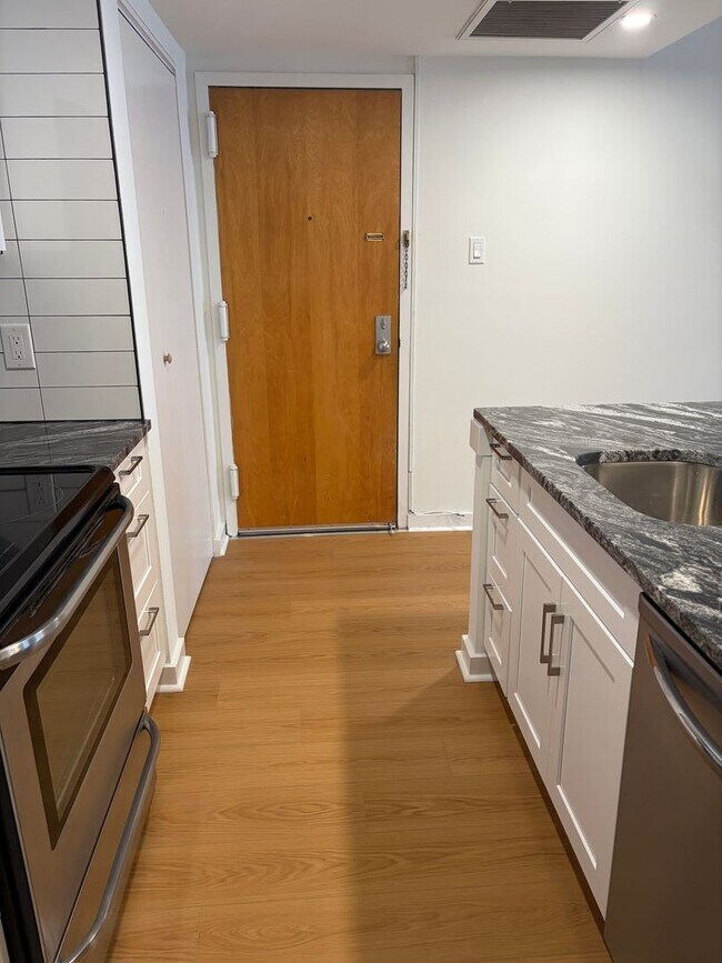 Building Photo - Welcome to Urban Elegance in the Heart of ...