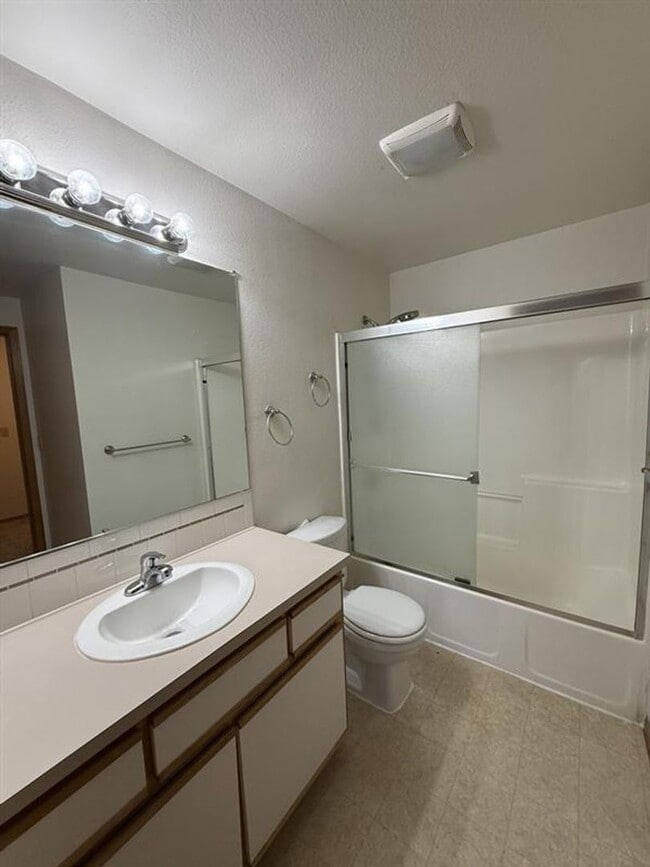 Building Photo - 762 SW 206th Pl