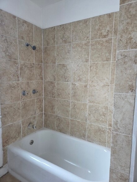 Building Photo - 6433 N Hamilton Ave