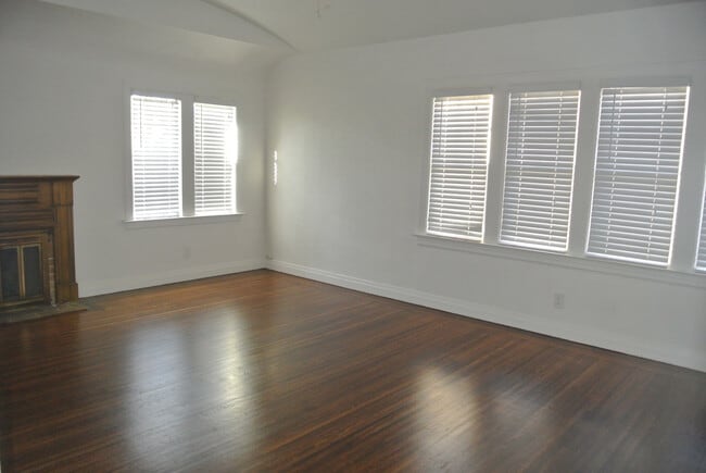 Building Photo - **COMING SOON!!** Spacious 2 Bedroom, 1 Bathroom Home near Convenient Old Town Pittsburg