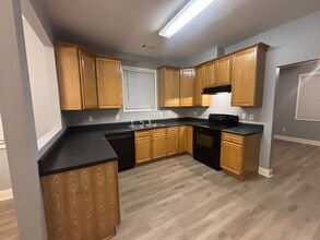 Building Photo - Charming & Spacious Three Bedroom, Two Bathroom Single Family Home