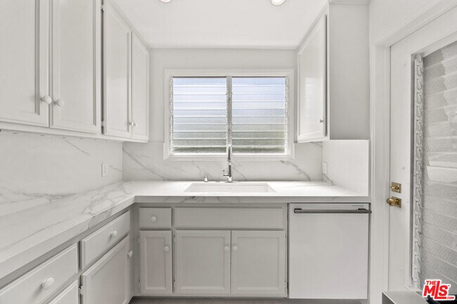 Building Photo - 148 S Camden Dr