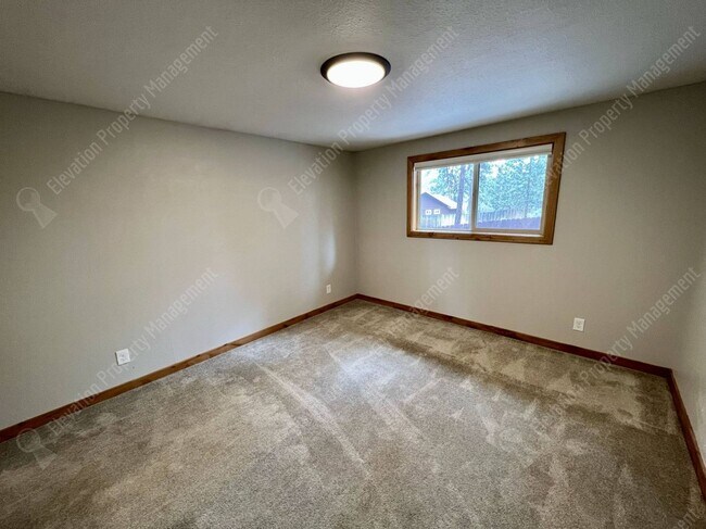 Building Photo - Inviting single-level home in forested SW Bend neighborhood
