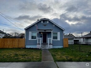 Building Photo - 4 BEDROOM 1.5 BATHROOM WITH FENCED YARD