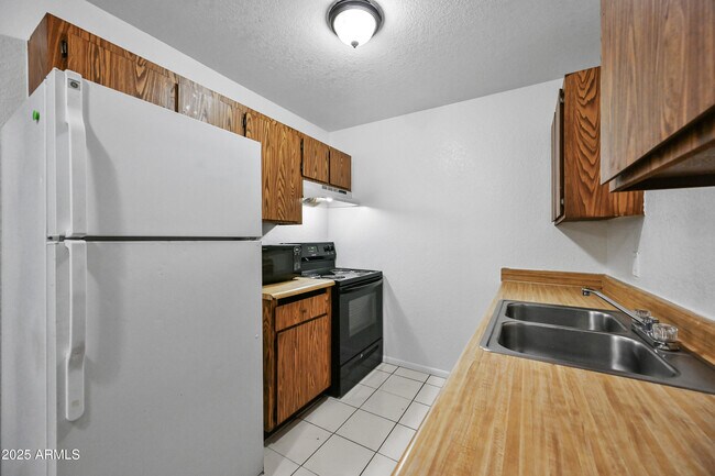 Building Photo - 725 E Vogel Ave