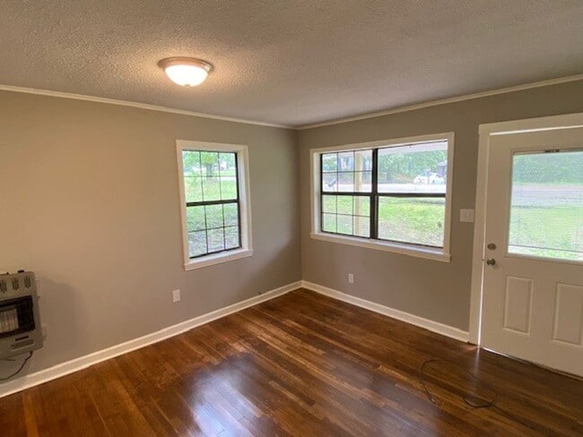 Building Photo - Renovated 2 Bedroom 1 Bath Home for Rent!