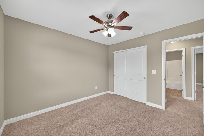 Building Photo - 303 Shadow Trace Dr