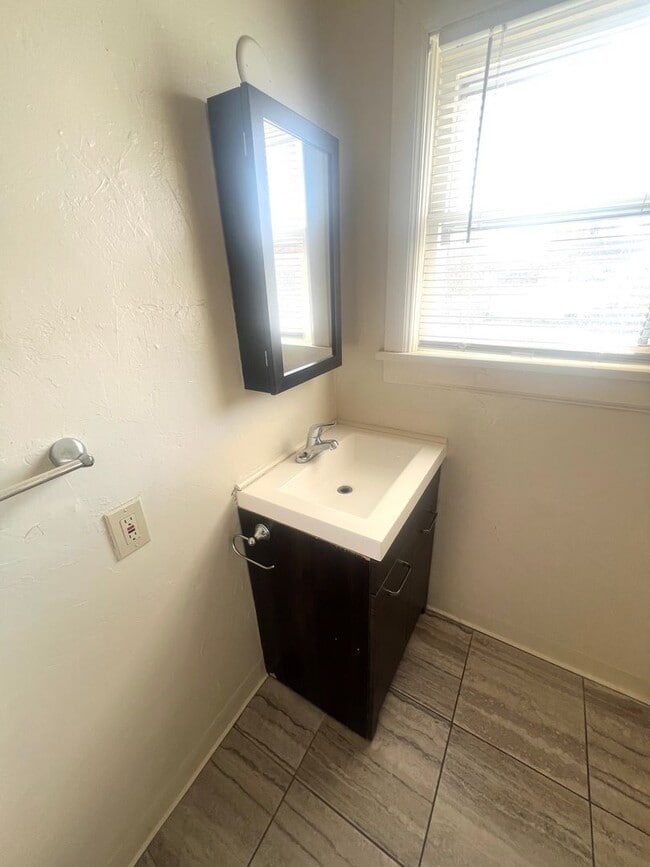 Building Photo - 424 N 13th Ave