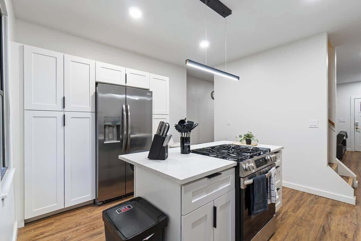 Stove and Refrigerator - 523 Alpine Ave