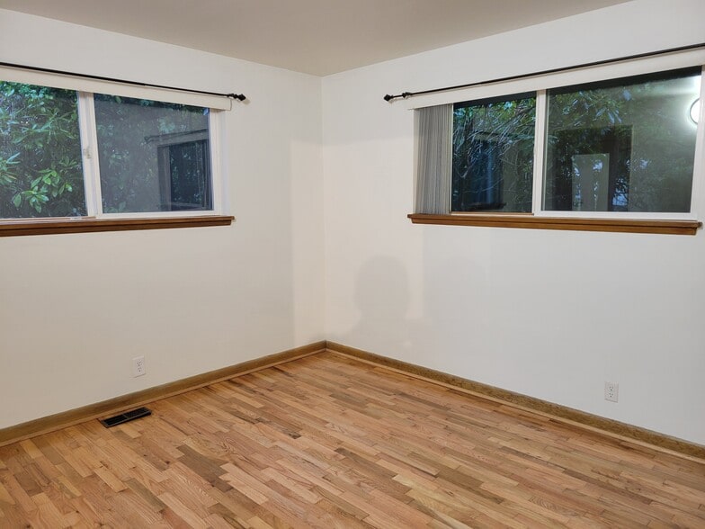 Front bedroom with two windows - 13344 23rd Pl NE
