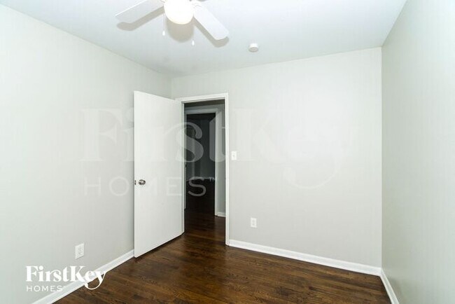 Building Photo - 302 Woodstock Dr SW