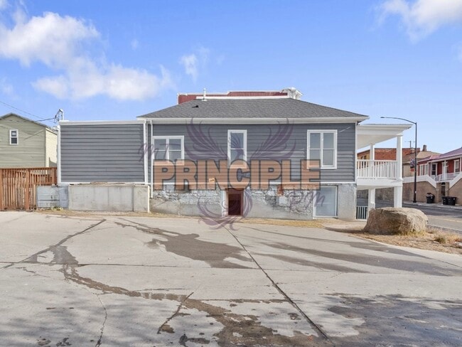 Building Photo - Park Street Tri-plex