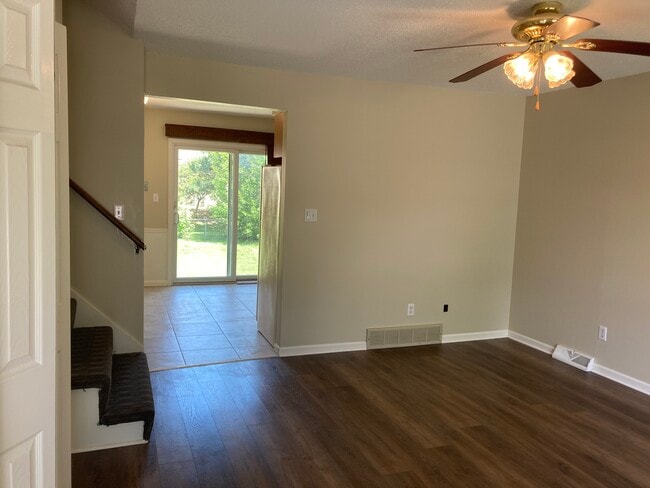 Building Photo - 1406 E Willow Dr