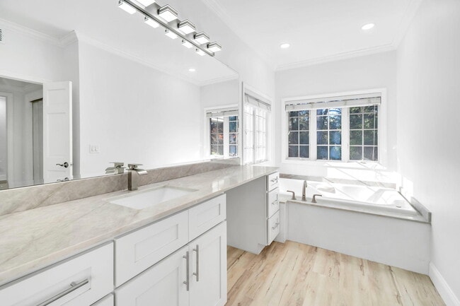 Building Photo - 1524 Glenlake Cir