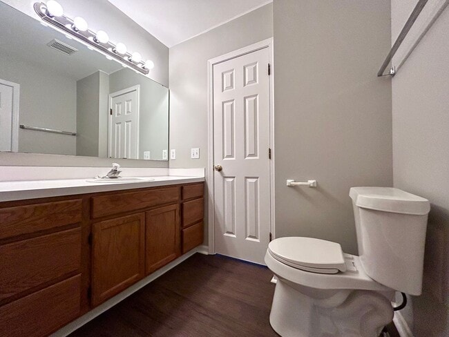 Building Photo - 3 Bedroom Home in Forest Hills Schools!