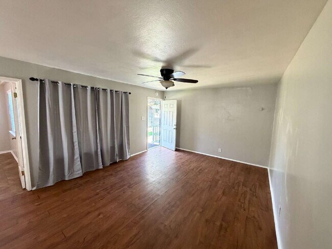 Building Photo - Charming 2 Bed / 1 Bath Back House – Utilities Included