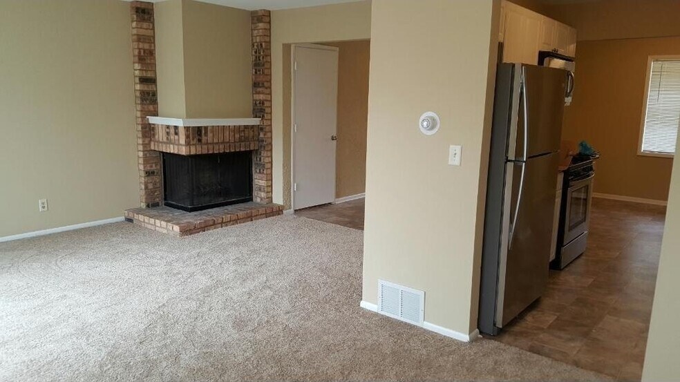 Building Photo - 247 W Eagle Lake Dr